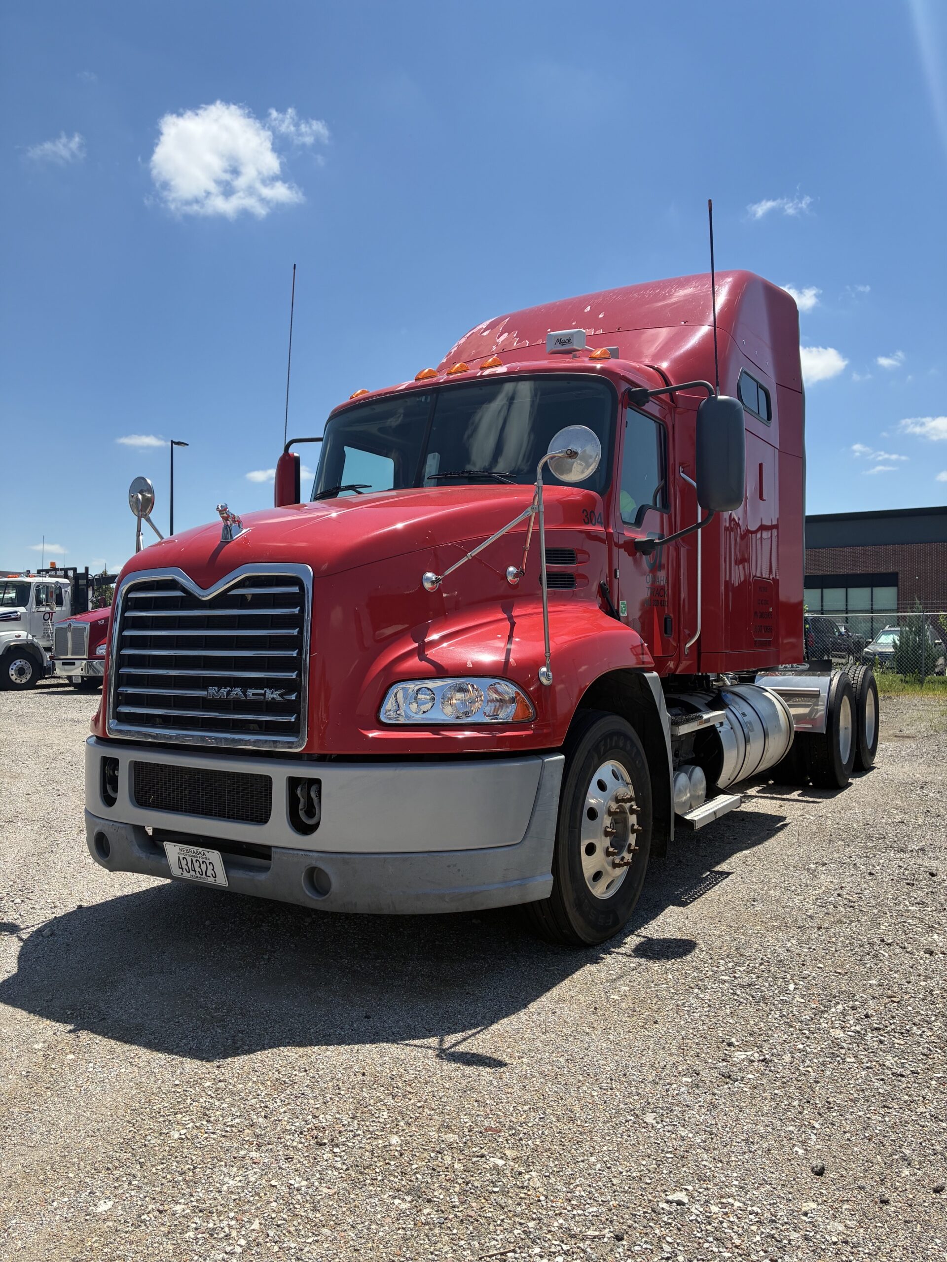2016 Mack Pinnacle CXU613 Sleeper Semi Truck