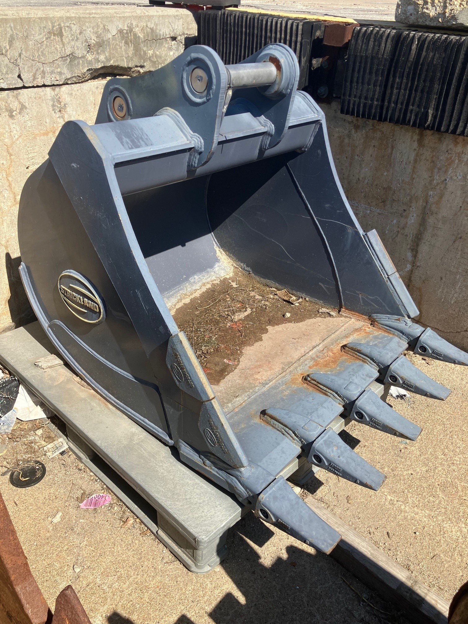 Strickland 42" Digging Bucket Hitachi